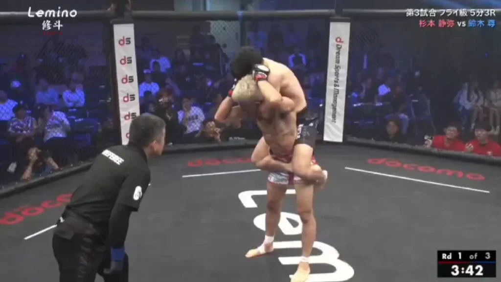 Seiya Sugimoto fait le mort pour échapper à un étranglement